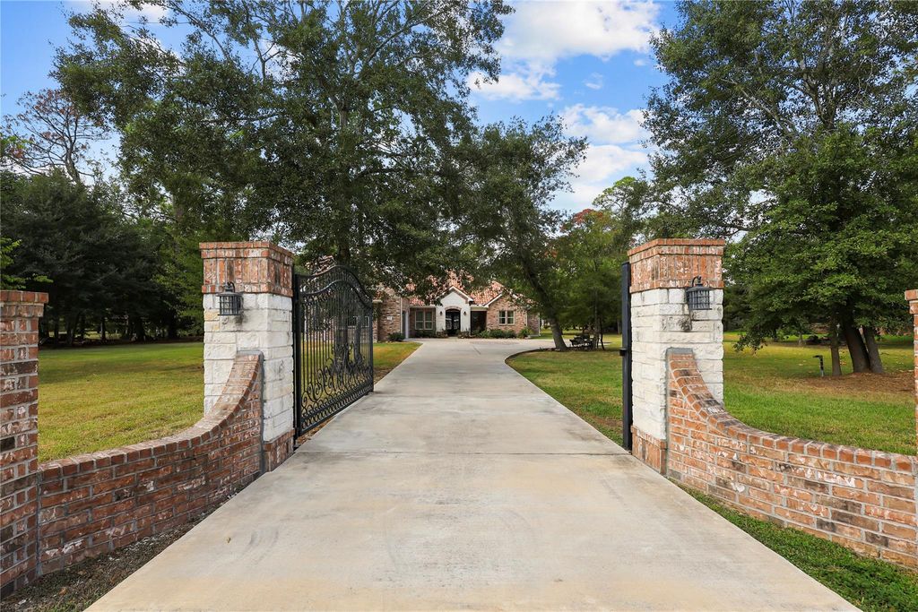 1216 S Hill Street, Alvin, TX 77511