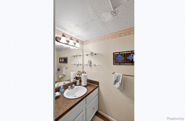 24900 Glenbrooke Drive, Southfield, MI 48033