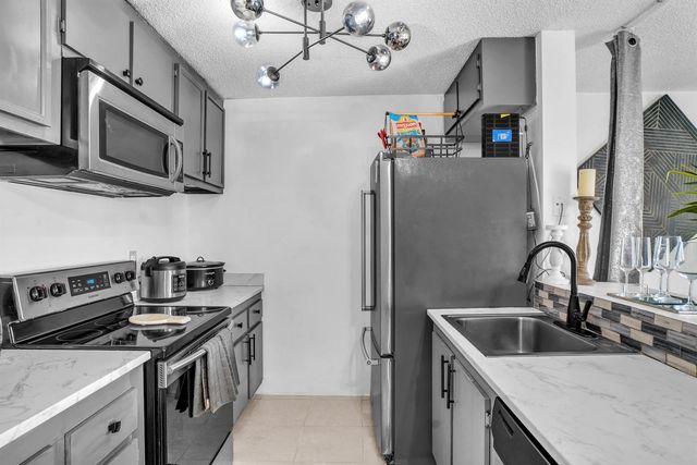 1423 Meadows Circle W, Boynton Beach, FL 33436