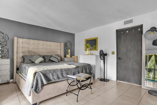 1423 Meadows Circle W, Boynton Beach, FL 33436