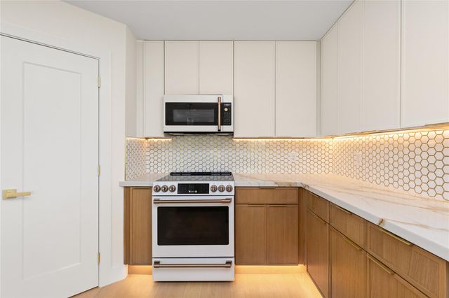 310 Golf Crest LN, Lakeway, TX 78734