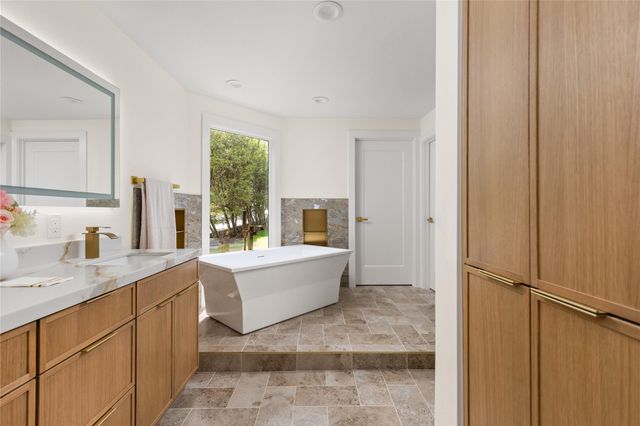 310 Golf Crest LN, Lakeway, TX 78734