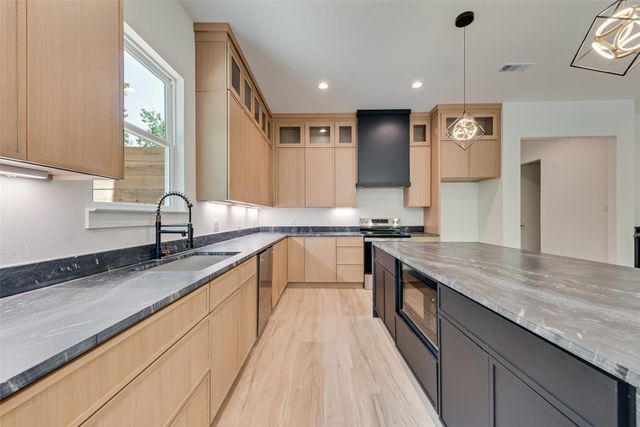 1318 Nokomis Avenue, Dallas, TX 75224