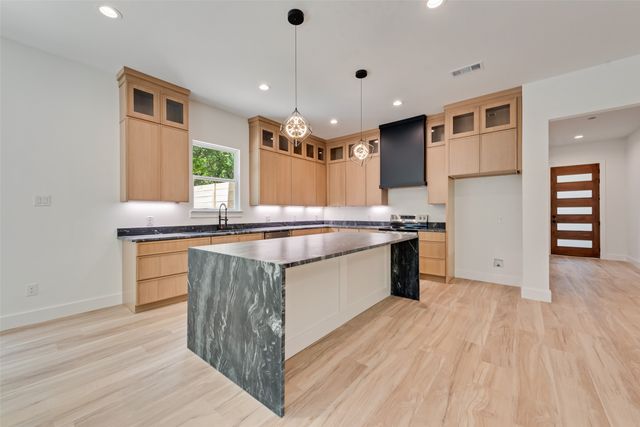 1318 Nokomis Avenue, Dallas, TX 75224