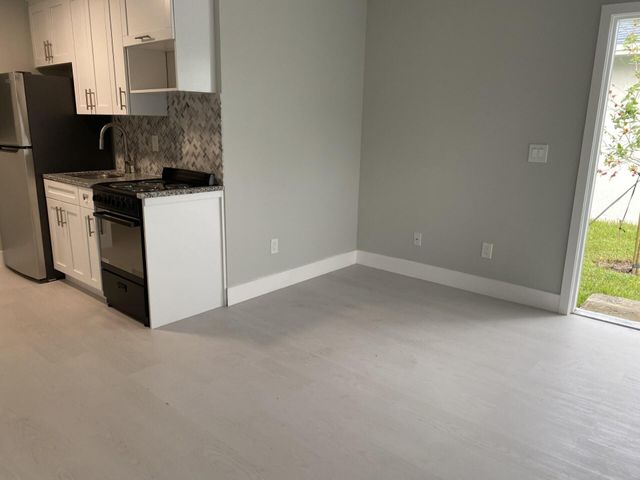 3901 Gulfstream Road 2 B, Lake Worth Beach, FL 33461