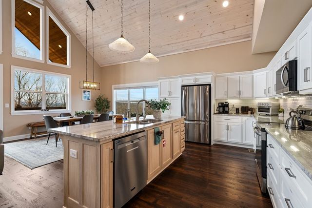 1016 Twisted Oak Road, Talking Rock, GA 30175