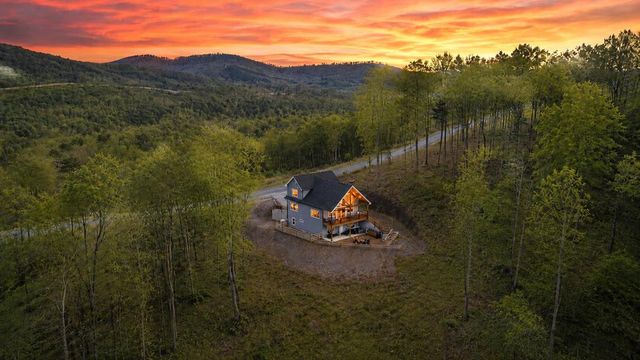 1016 Twisted Oak Road, Talking Rock, GA 30175