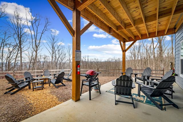 1016 Twisted Oak Road, Talking Rock, GA 30175