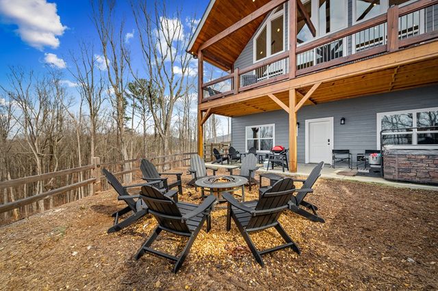 1016 Twisted Oak Road, Talking Rock, GA 30175