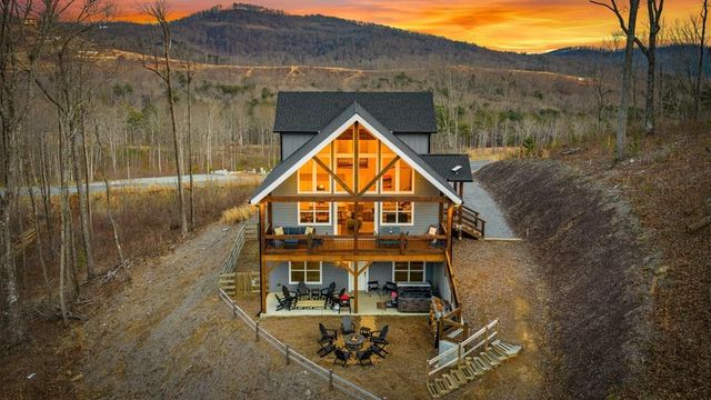 1016 Twisted Oak Road, Talking Rock, GA 30175