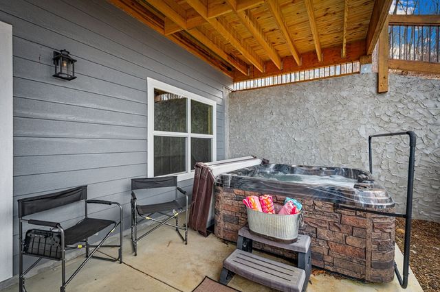 1016 Twisted Oak Road, Talking Rock, GA 30175