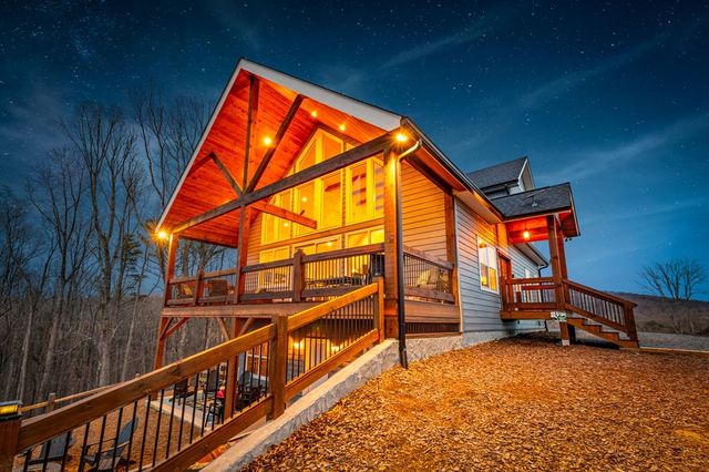 1016 Twisted Oak Road, Talking Rock, GA 30175