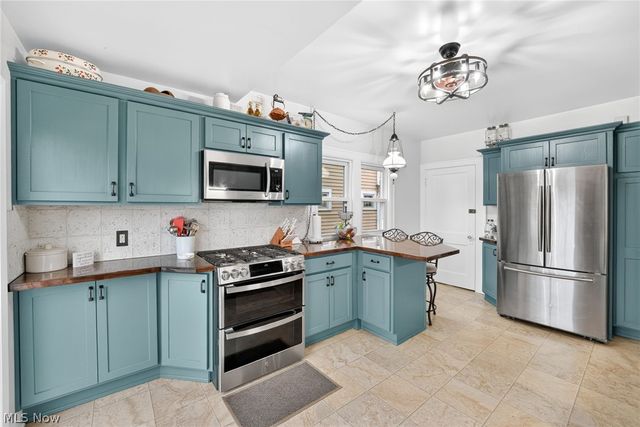 2224 Bunts Road, Lakewood, OH 44107