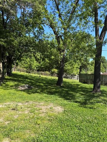 811 Union Circle, Independence, MO 64050