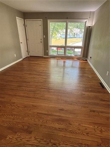 811 Union Circle, Independence, MO 64050