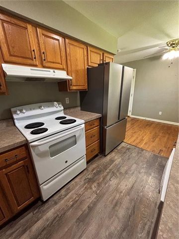 811 Union Circle, Independence, MO 64050