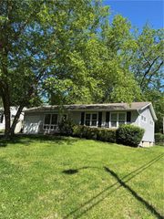 811 Union Circle, Independence, MO 64050