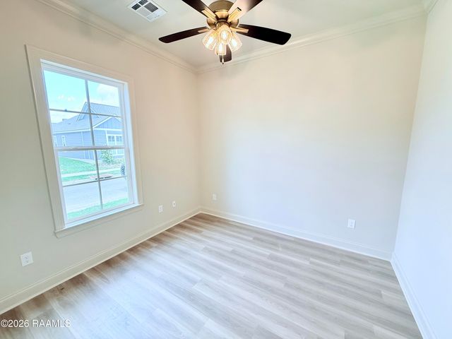 122 Oak Village Dr, Scott, LA 70583