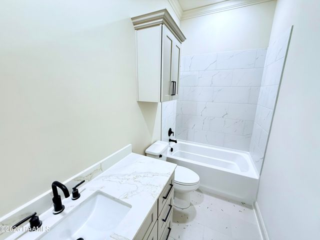 122 Oak Village Dr, Scott, LA 70583