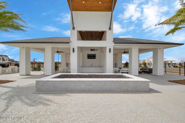 122 Oak Village Dr, Scott, LA 70583