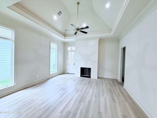 122 Oak Village Dr, Scott, LA 70583