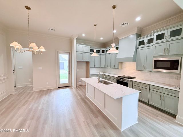 122 Oak Village Dr, Scott, LA 70583