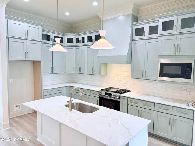 122 Oak Village Dr, Scott, LA 70583