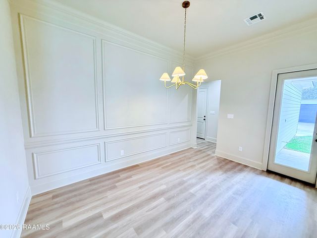 122 Oak Village Dr, Scott, LA 70583