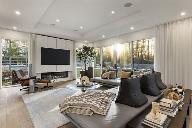 286 Country Dr, Weston, MA 02493