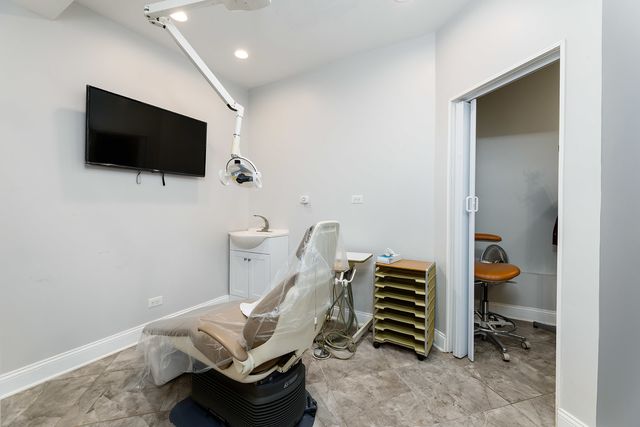 5918 W Higgins Avenue, Chicago, IL 60630