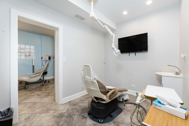 5918 W Higgins Avenue, Chicago, IL 60630