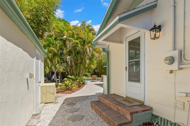 230 27TH STREET N, St Petersburg, FL 33713