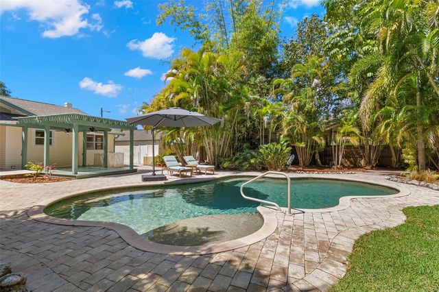 230 27TH STREET N, St Petersburg, FL 33713