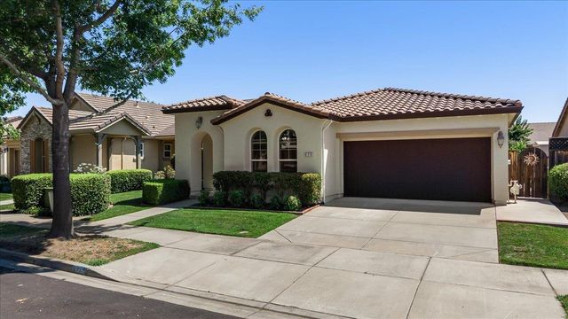 375 Applegate Dr, Oakdale, CA 95361
