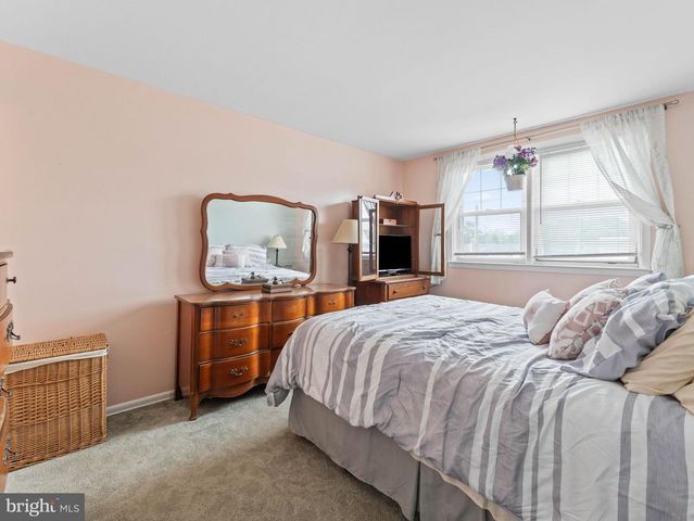 3327 KAYFORD CIR, Philadelphia, PA 19114