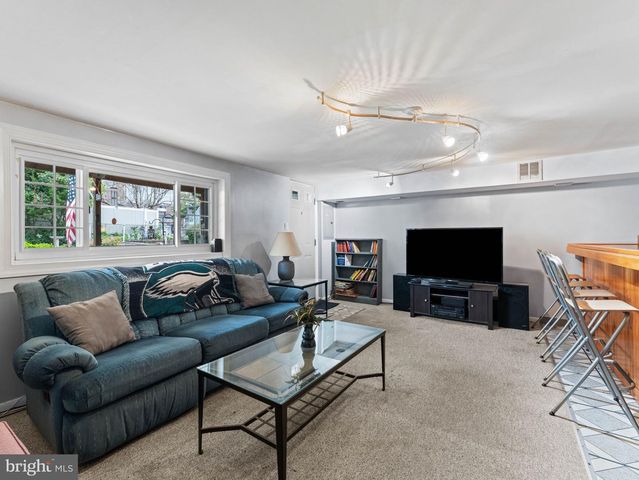 3327 KAYFORD CIR, Philadelphia, PA 19114