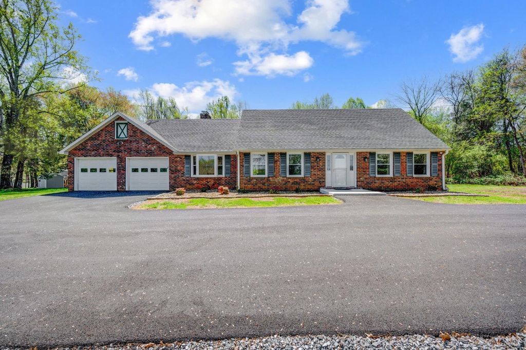 Image 1 of property listing at 4070 Cottontown Rd, Forest, VA 24551