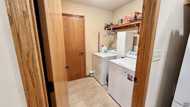 3611 NW Sterling Chase CT, Topeka, KS 66618