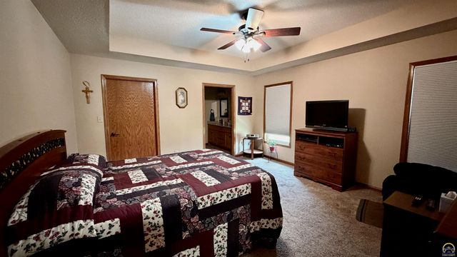 3611 NW Sterling Chase CT, Topeka, KS 66618