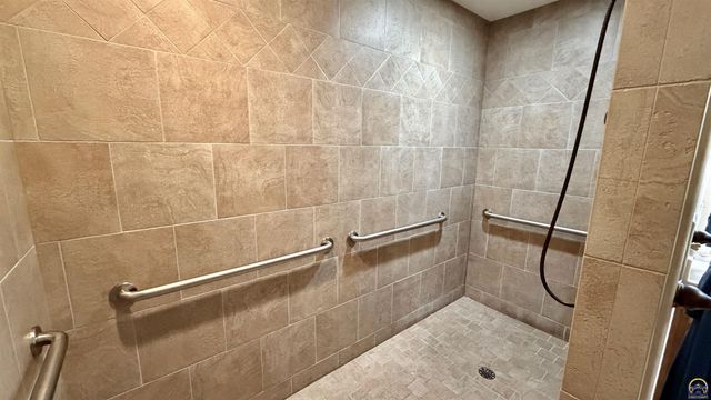 3611 NW Sterling Chase CT, Topeka, KS 66618