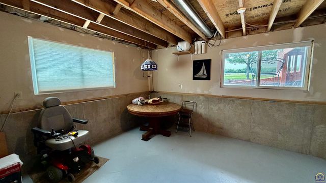3611 NW Sterling Chase CT, Topeka, KS 66618