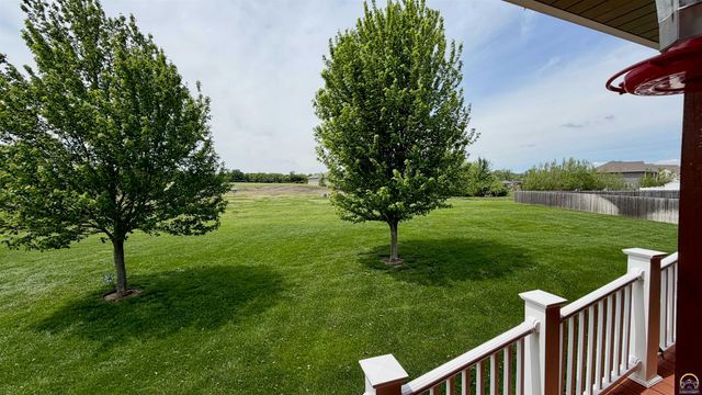 3611 NW Sterling Chase CT, Topeka, KS 66618