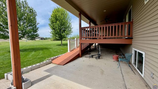 3611 NW Sterling Chase CT, Topeka, KS 66618