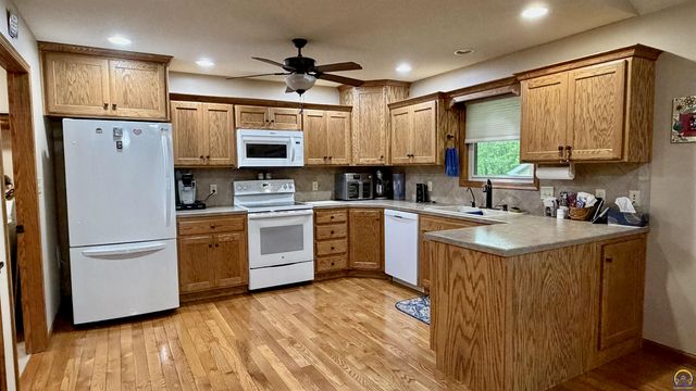 3611 NW Sterling Chase CT, Topeka, KS 66618