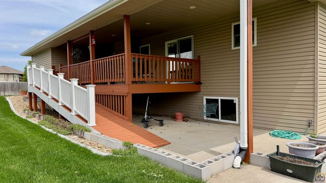 3611 NW Sterling Chase CT, Topeka, KS 66618