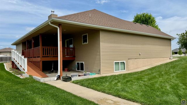 3611 NW Sterling Chase CT, Topeka, KS 66618