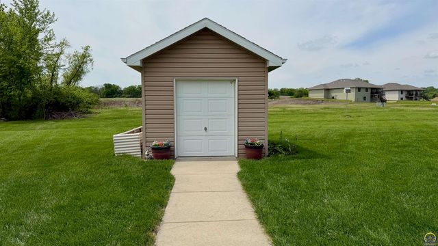 3611 NW Sterling Chase CT, Topeka, KS 66618