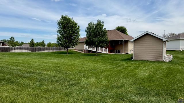 3611 NW Sterling Chase CT, Topeka, KS 66618