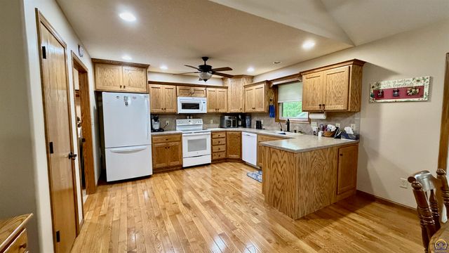 3611 NW Sterling Chase CT, Topeka, KS 66618