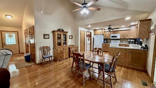 3611 NW Sterling Chase CT, Topeka, KS 66618